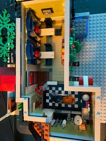 Pre-owned Lego modular Creator Expert Parisian Restaurant RETIRED  set # 10243