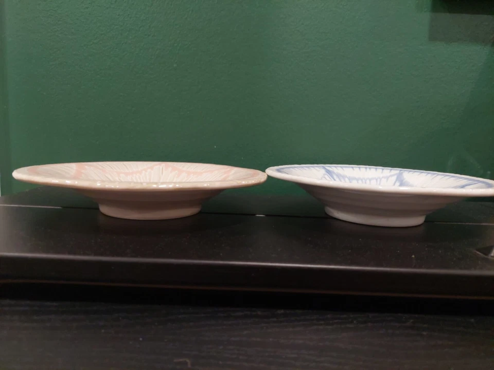 "Dos ensaladeras de postre Anthropologie Taka de 8"" hechas en Japón rosa y azul" Foto 2 de 4