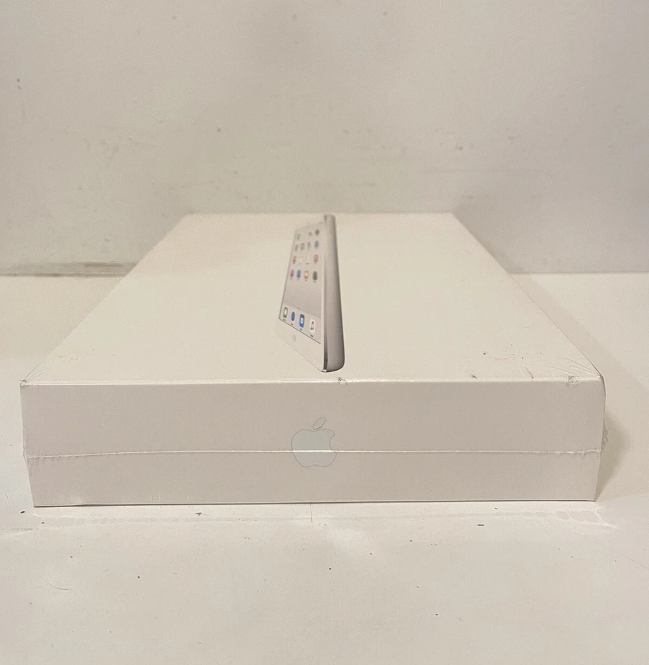 NEW COLLECTOR'S ITEM Apple iPad Air 1st Gen. 16GB, Wi-Fi + 4G, 9.7in - Silver - Image 4 of 4