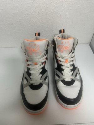 Nike Air Flight 13 Mid In Weiß Grau und Schwarz mit Orangen Akzenten. Gr. 45