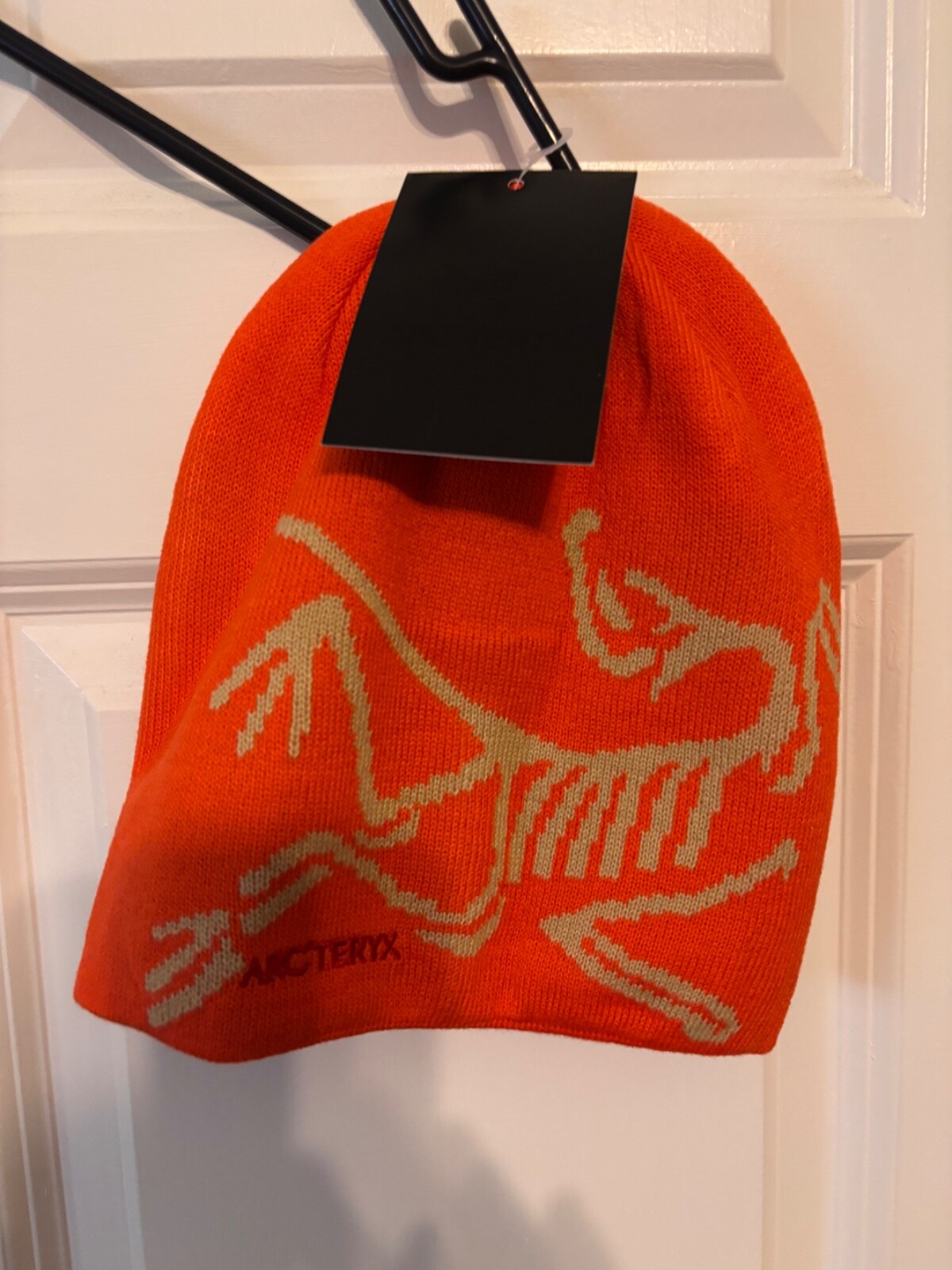 Arc'Teryx benie nuovo con etichette arancione