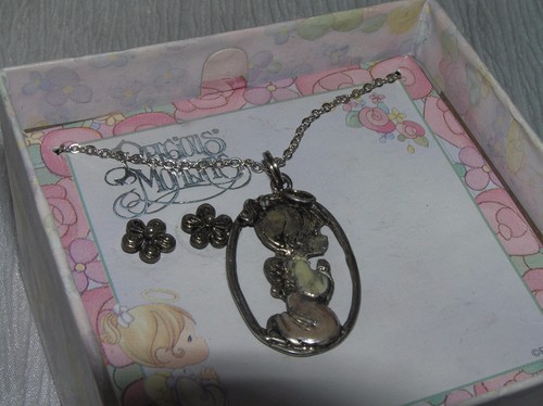 Estate Precious Moments Demi Enamel Praying Girl & Dainty Silvertone Flower Post - Picture 2 of 4