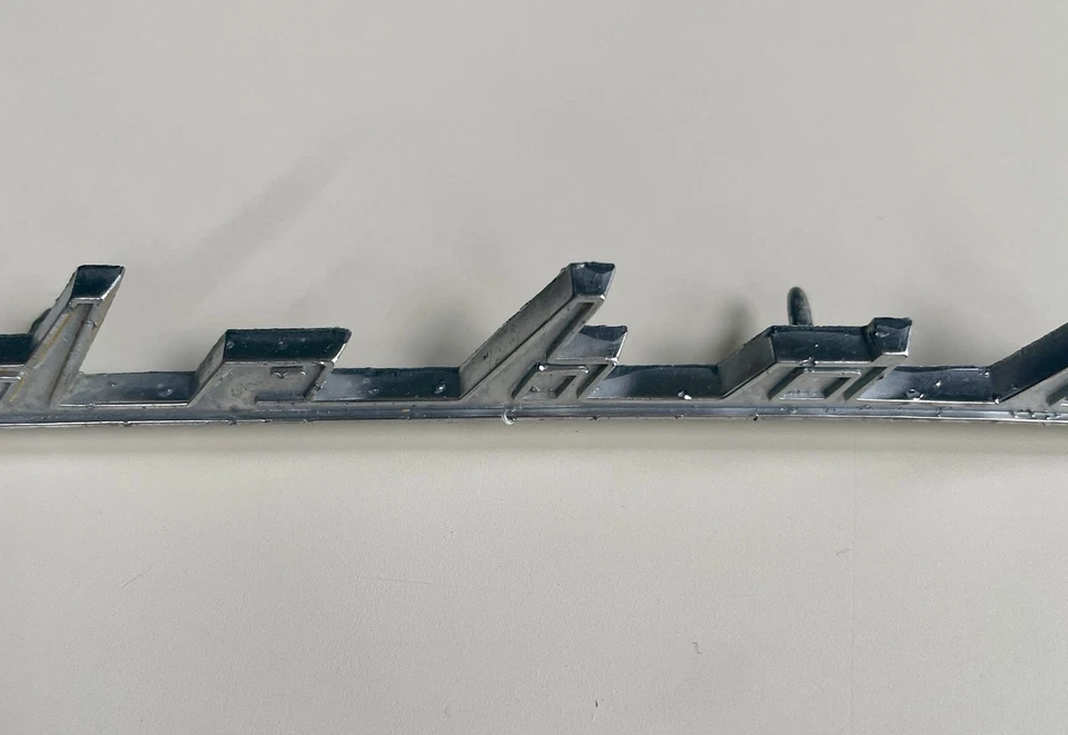 DE COLECCIÓN STUDEBAKER HOOD SCRIPT EMBLEMA, 9 1/4" X 1" Foto 3 de 4