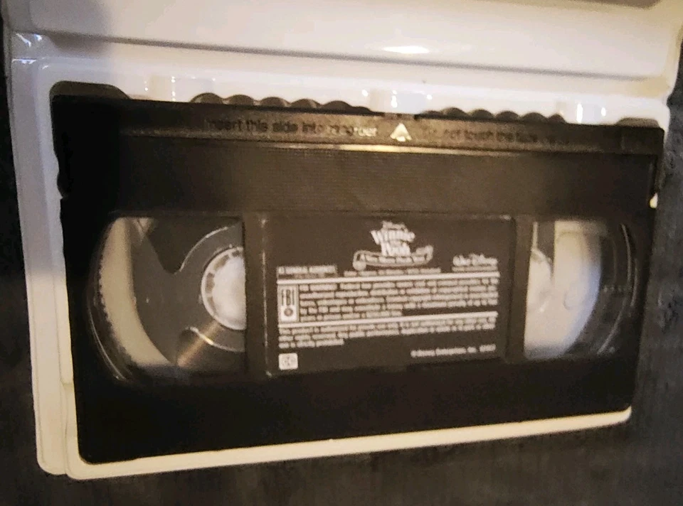 Winnie the Pooh - A Very Merry Pooh Year (VHS, 2002) - Image 3 of 3