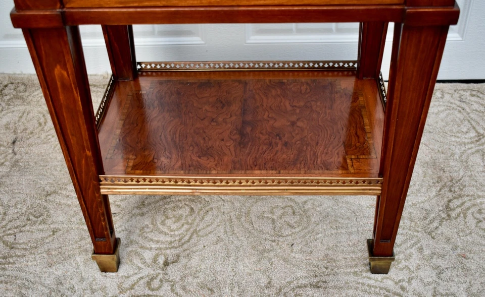 Cómoda de tres cajones con incrustaciones de mármol estilo regencia italiana vintage Foto 4 de 4