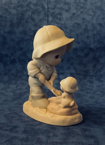 Figura de porcelana Precious Moments "Nada puede humedecer el espíritu del cuidado" - Imagen 10 de 12