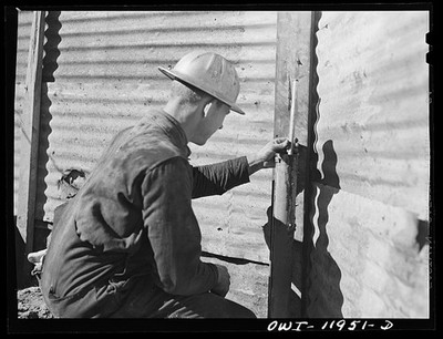 Photo:Andrews County Texas 1942 Oil Drilling Mud Test Hard Hat Worker