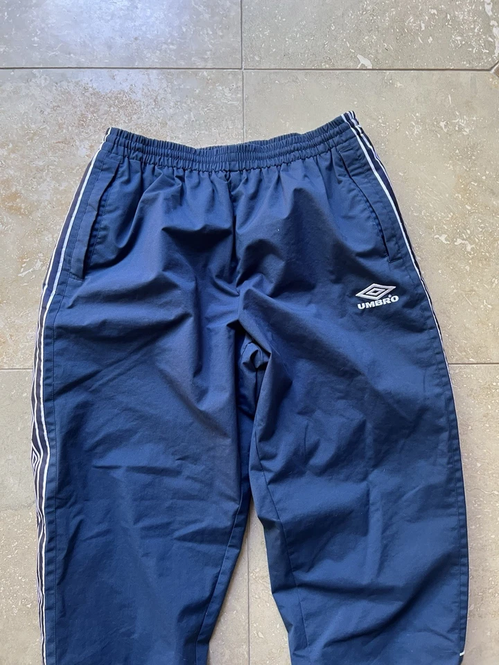 Calça jogger masculina isolada Umbro vintage tamanho GG anos 90 - Imagem 2 de 4
