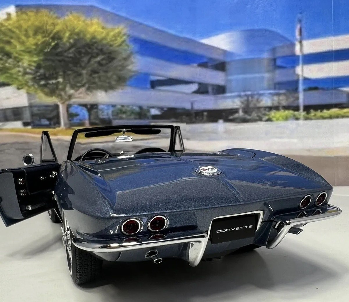 AUTOART Millennium 1963 Corvette Convertible Silver Blue LE AUTOART Millennium 1963 Corvette Convertible Silver Blue LE