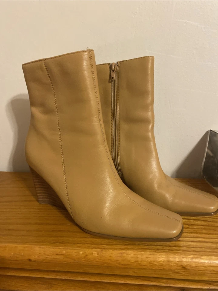 White Mountain Calf High Wedge Heel Beige Boots Size 7.5 - Imagem 2 de 4