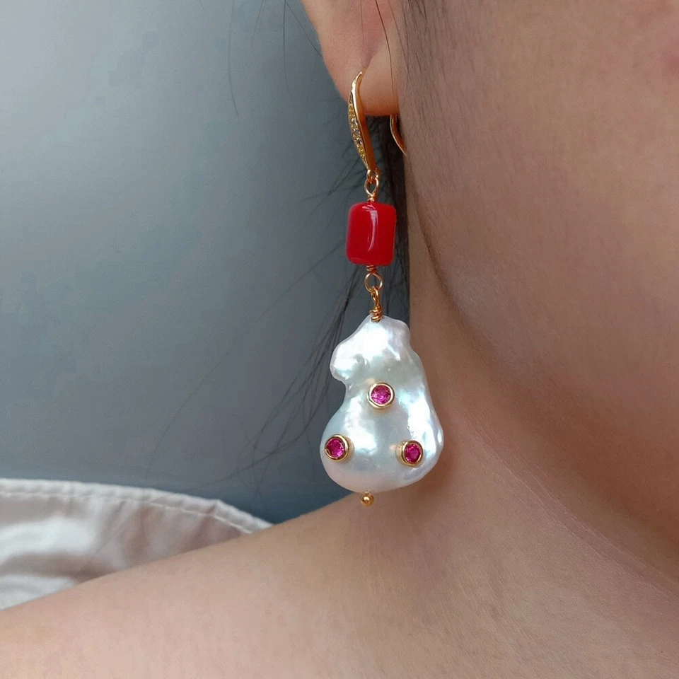 Pendientes de gancho pavé circonita cúbica colgantes de coral rojo perla Keshi blanca cultivada de agua dulce Foto 2 de 4