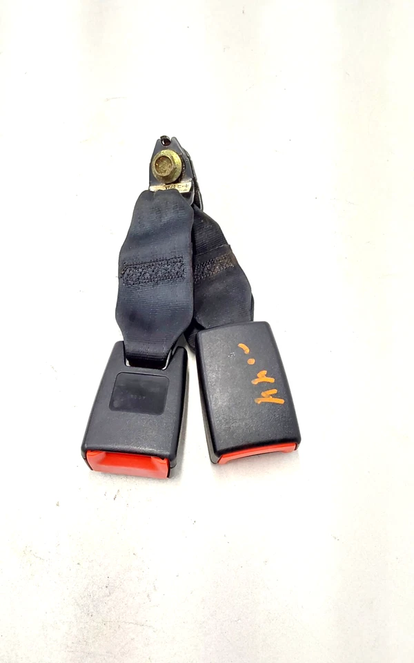 Оригинальные центральные пряжки ремней безопасности для задних MAZDA 3 2004 года выпуска - Изображение 2 из 4