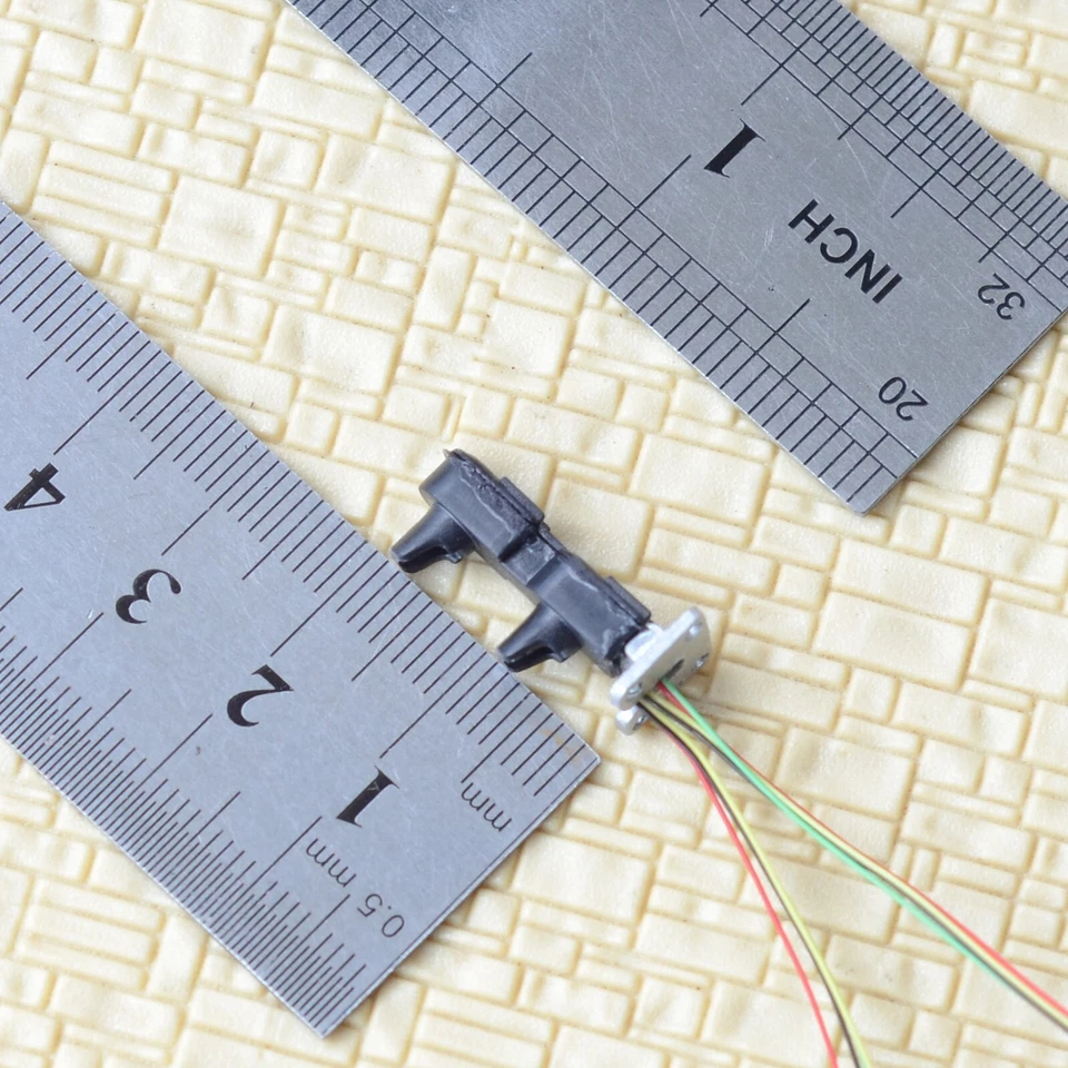 2 x HO scale dwarf searchlight signal ground 2 targets GRS SA-1 tri-colors #DT2 - Image 3 of 4