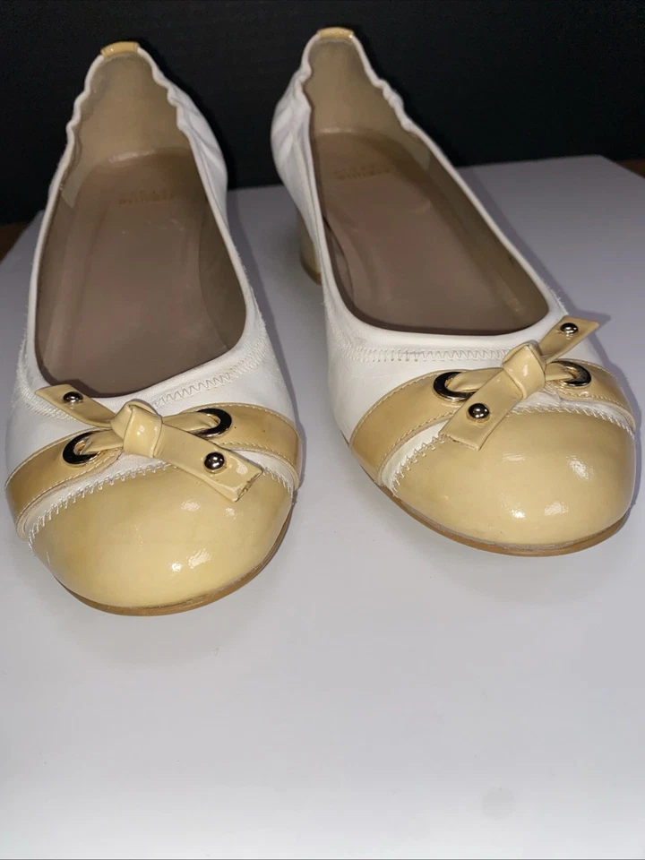 Stuart Weitzman Zapatos de salón planos de tacón bajo de cuero blanco y beige talla 10 Preppy Foto 2 de 4