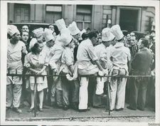 1946 Photo Hotel Chefs Hold Strike Meeting In London Outside Ritz Protests 7X9