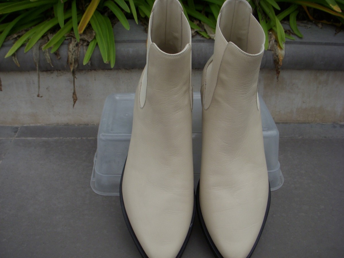 Fear of God Eternal Cowboy Chelsea Boots Leather Greige Fear of God Eternal Cowboy Chelsea Boots Leather Greige