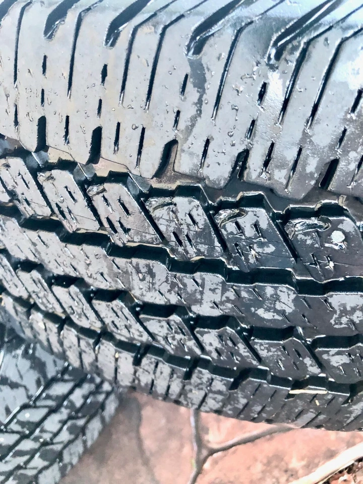 Ford F-250 F-350 Superduty 2017-2020 llantas OEM y neumáticos Continental 275/65R18 Foto 4 de 4