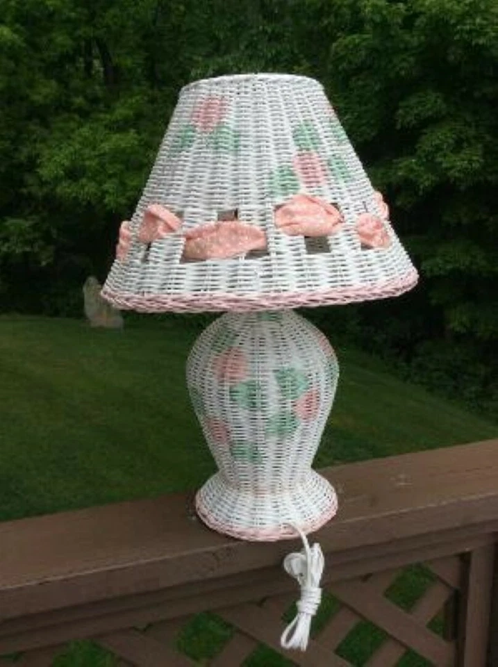 ¡Encantadora lámpara de mesa de mimbre de ratán pintada a mano con flores y lazos! Foto 3 de 4