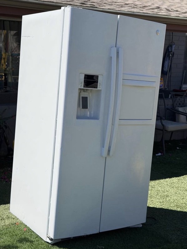 GE White Side-by-Side Refrigerator Water Dispenser Ice Maker Adjustable Shelves