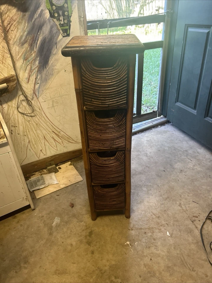 Antigua mesa de almacenamiento indonesia de 4 cajones de ratán Foto 2 de 3