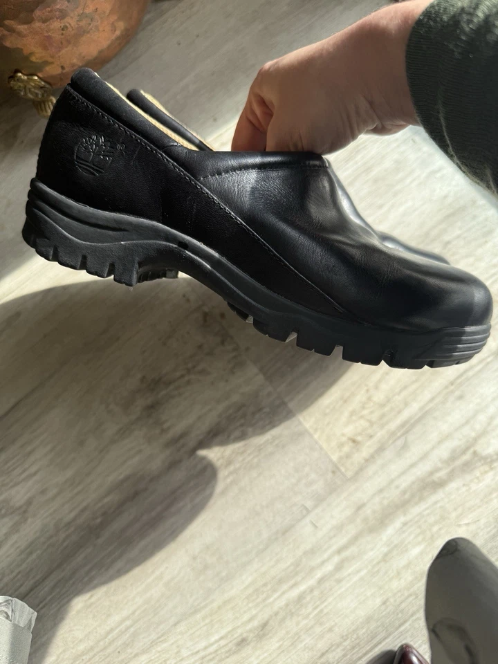 Zuecos Timberland en excelente estado - 6,5 M para mujer de cuero negro, suelas de goma Foto 4 de 4