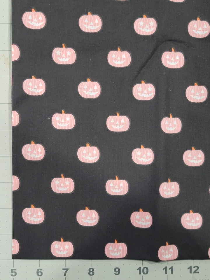 万圣节粉色 Jack O Laterns 黑色棉质面料 2 码 — 第 3/4 张图片