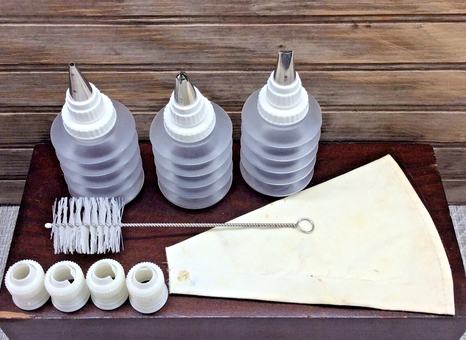 Pampered Chef Decorator Bottle Set 3 Bottles/Tips Cleaning Tool Frosting Sleeve - Image 2 of 4