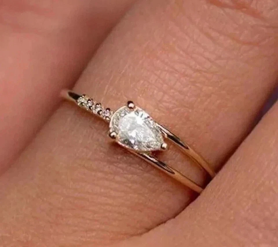 Impresionante anillo de boda enchapado en oro amarillo de 14 k con diamantes simulados talla pera de 2 quilates Foto 2 de 4