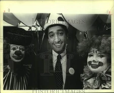 1984 Press Photo Mayor Henry Cisneros with Clowns - saa10876