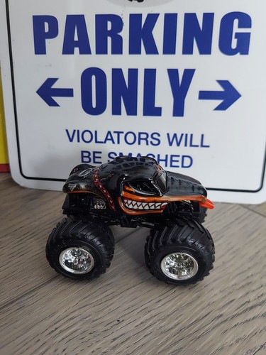 Hot Wheels Monster Jam Htf Monster Mutt Rotweiler 1:64 Excellent Cond