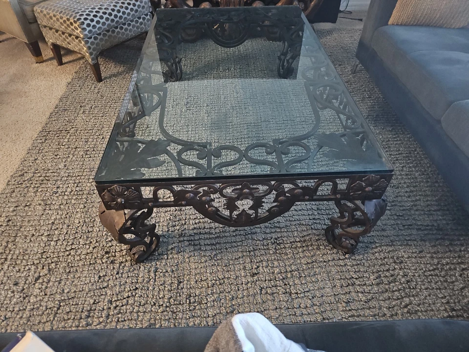 Base de hierro forjado ornamentada con mesa de centro superior de vidrio de 1/2” de espesor Foto 2 de 4