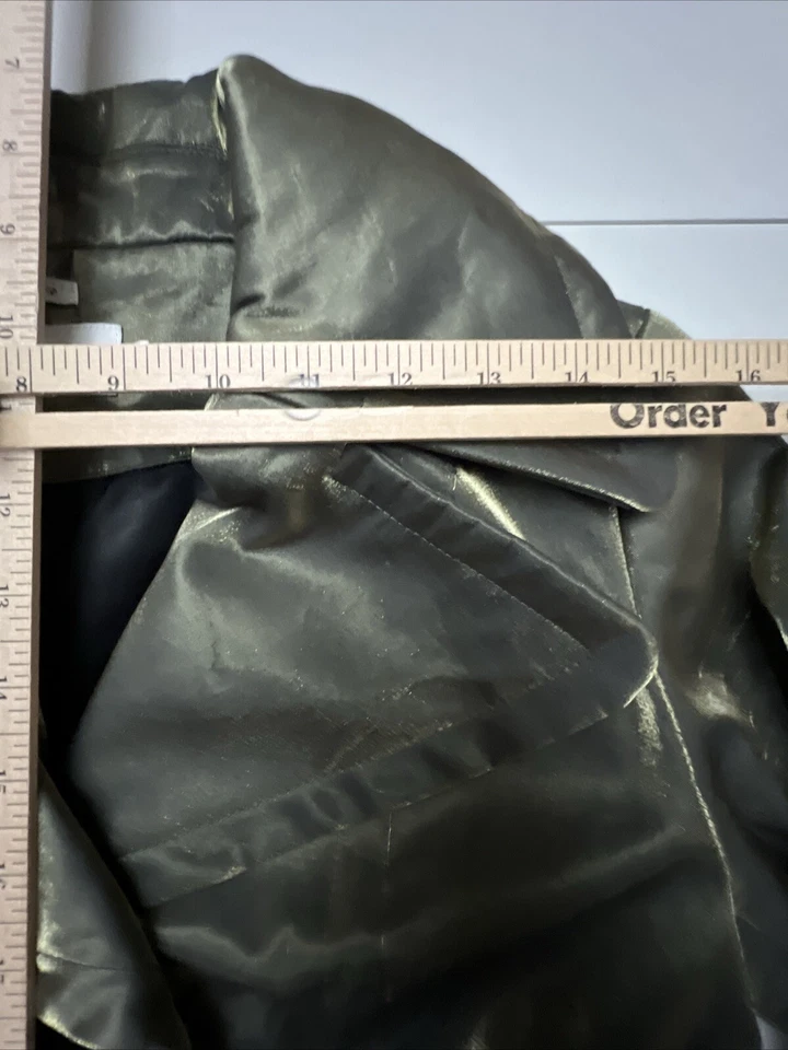 Gabardina para mujer Hilary Radley mediana cinturón líquido metal verde plisado espalda Foto 3 de 4