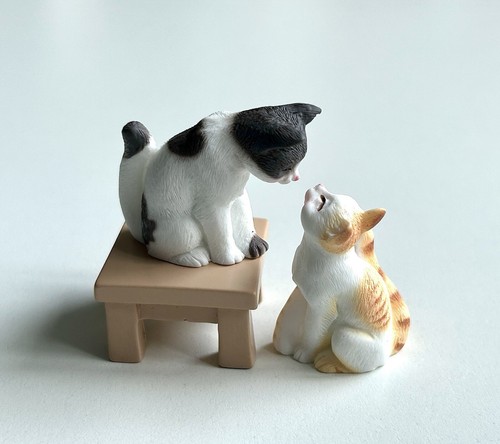 Japanese style plastuc lovely cats looking at each other affectionately - Picture 9 of 12