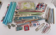 MIXED LOT OF VINTAGE KNITTING & CROCHET NEEDLES HOOKS & MISC SUPPLIES BATES BOYE