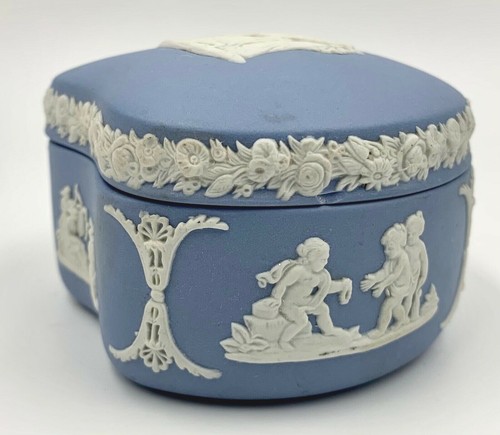 WEDGWOOD BLUE PENTEFOIL BEAN SHAPE JASPERWARE TRINKET BOX - Picture 2 of 12