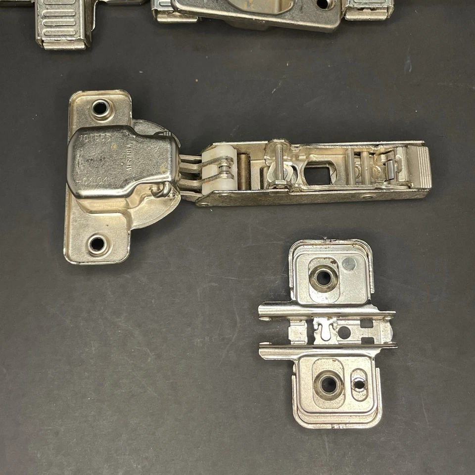 Lote de 8 BISAGRAS ARMARIO BLUM 70T555 con Placas de Liberación Rápida 110° Superposición Completa Foto 3 de 4