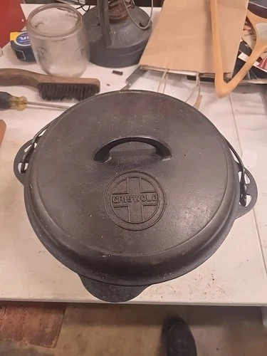 Nice Griswold #9 Dutch Oven  Button Logo  Lid