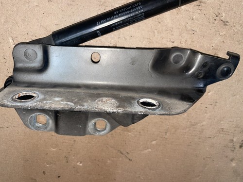 Range Rover Evoque L538 2012-2018 Left Hand Bonnet Hinge LR001565 (I) - Picture 4 of 9