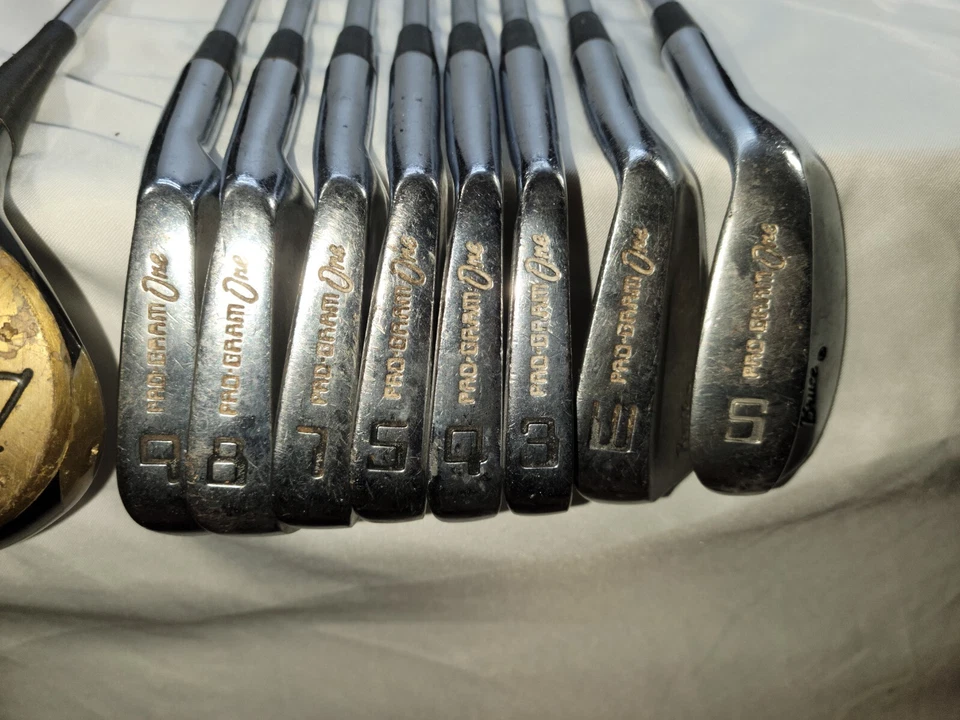 Complete Set of vintage men's Rh set bruce pro gram one golf clubs Steel Shaft - Image 3 of 4