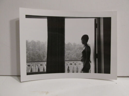 1960S VINTAGE FOUND PHOTOGRAPH OLD B&W ART PHOTO SEXY WOMAN SHADOW BALCONEY 60S - Picture 1 of 4