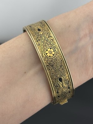 VTG Yellow Gold Filled Signed Bangle Bracelet Flower Black Accent Textured 6.75''