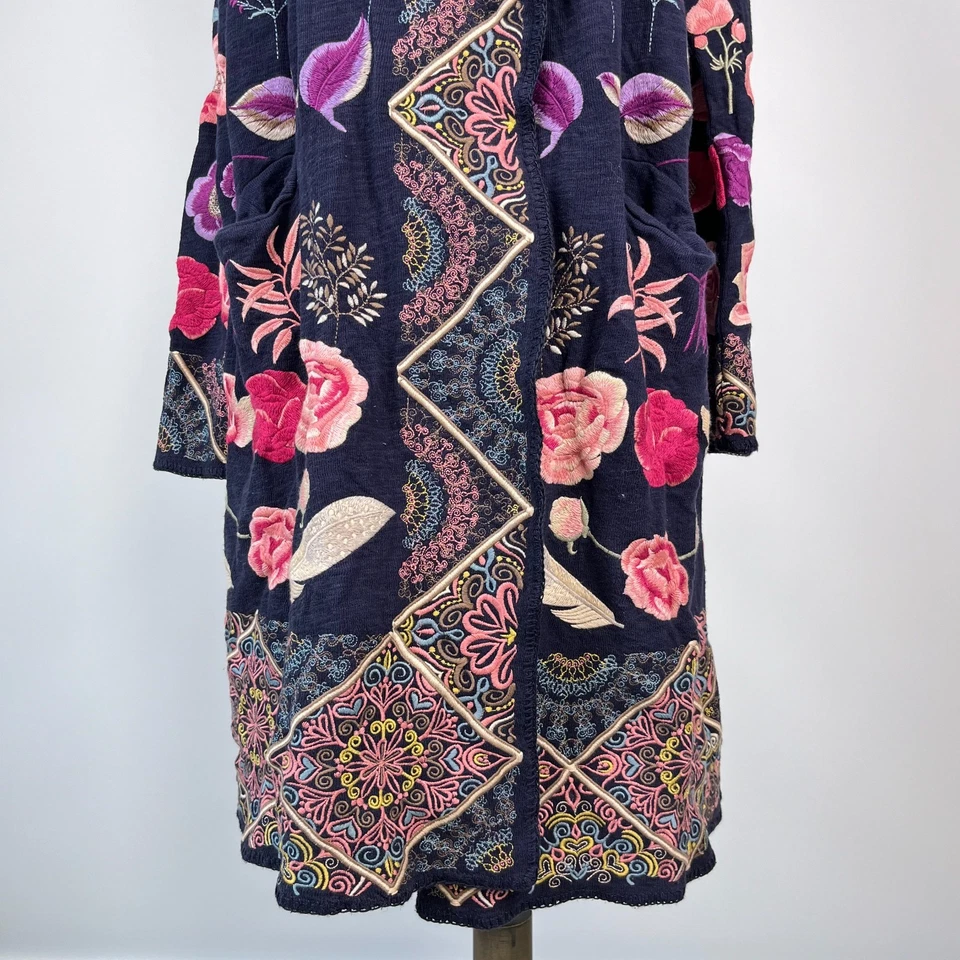 Cardigã Johnny Was bordado floral com capuz suéter multicolorido tamanho P US$ 598 NOVO SEM ETIQUETAS - Imagem 4 de 4