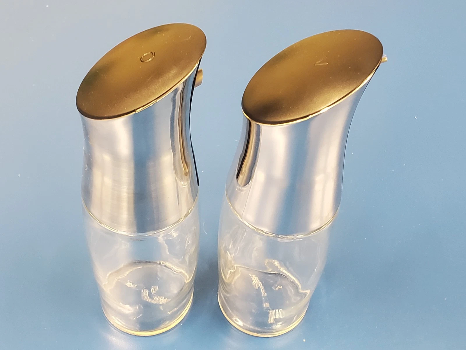 Pampered Chef Dripless Oil & Vinegar Glass Bottles w/ Silver Tone Lids Set Of 2
Opens in a new windo