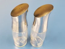 Pampered Chef Dripless Oil & Vinegar Glass Bottles w/ Silver Tone Lids Set Of 2 