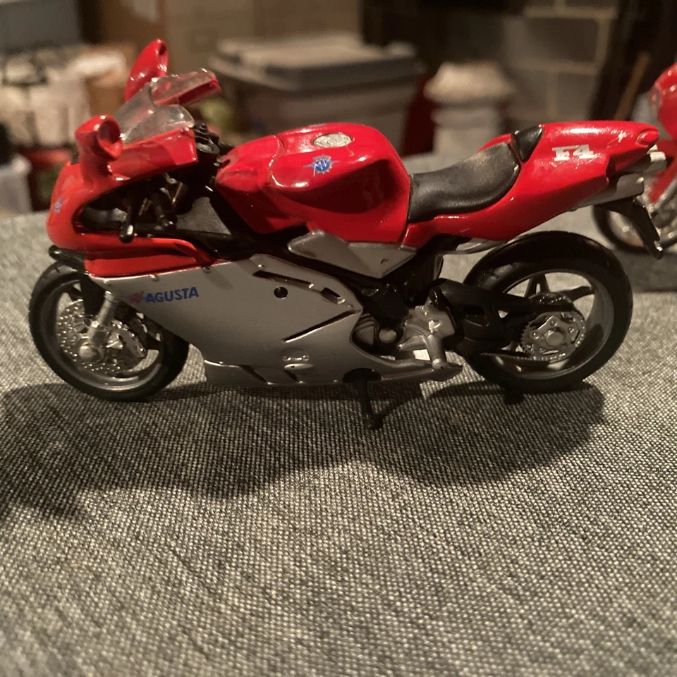 Maisto Red DuCati and Red MvAgusta Models 1:18 Die Cast Motorcycle - Image 2 of 4