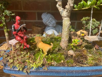 Deadpool Mini Figur Bank Hund Bonsai Ornament lustig Aufsteller 8 cm Deko Geschenk