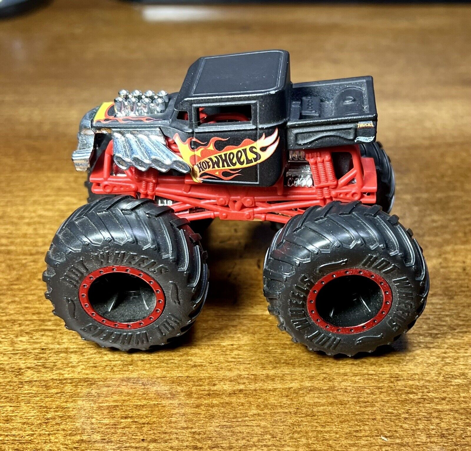 Hot Wheels Monster Trucks 1:64 Scale Bone Shaker Crushable Car 6/75,  Black/red