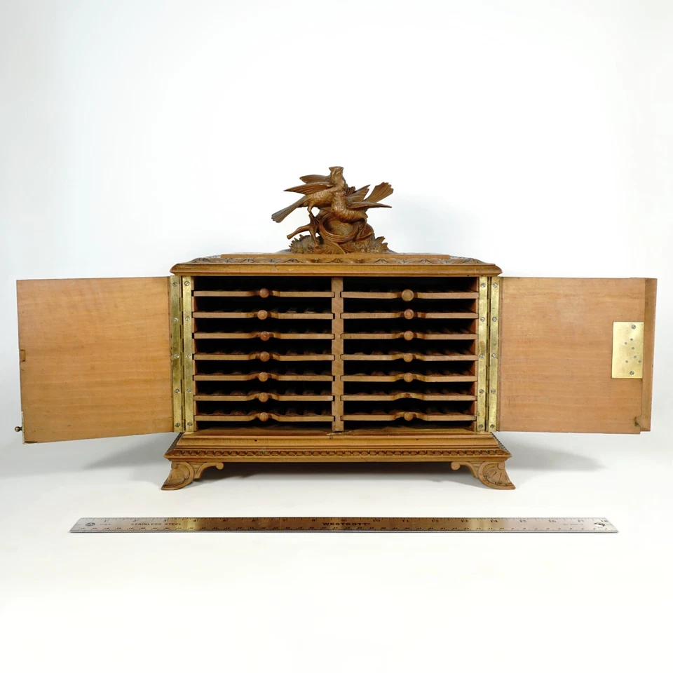 Antigua caja de gabinete de cigarros de madera tallada a mano de la Selva Negra suiza, pájaros Foto 3 de 4