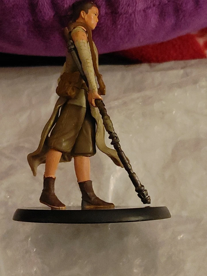ATTRACTIVE LUCAS FILMS/DISNEY 4" FEMALE FIGURINE PUT ON YOUR TEAM! LOTS OF FUN! - Image 3 of 4