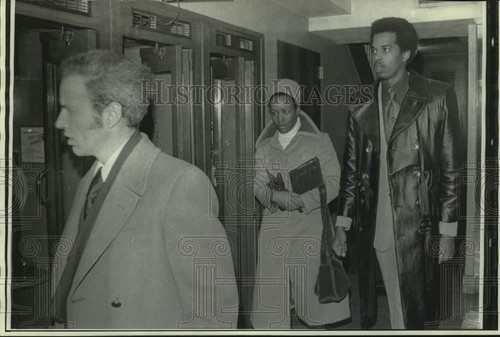 1972 Press Photo Attorney Ron Simon and Suspended Minnesota Player Corky Taylor - Afbeelding 1 van 2